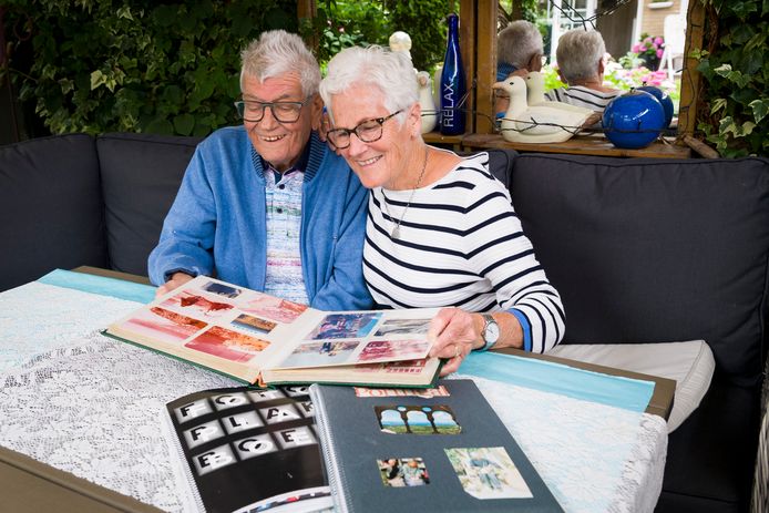 Jan bladert met zijn vrouw Ria door één van de fotoalbums met vakantiekiekjes en haalt herinneringen op.