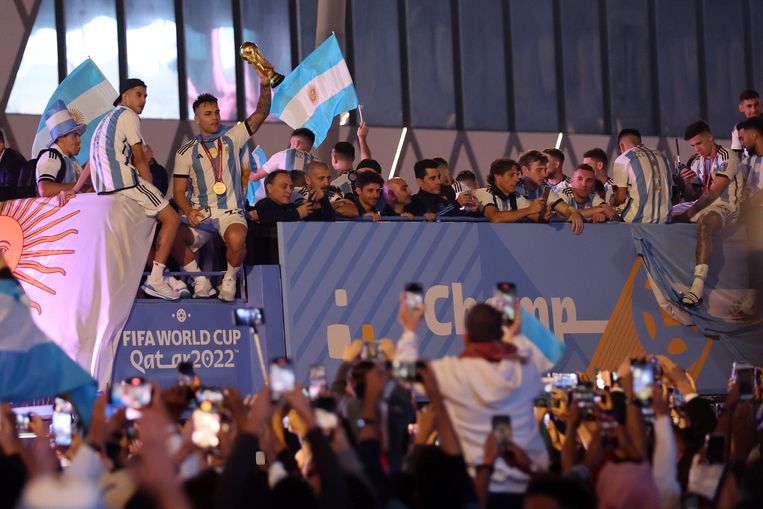 De Argentijnen vieren met hun fans in Qatar. Beeld ANP / EPA