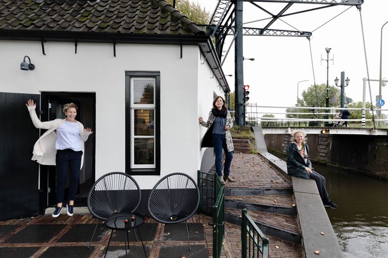 Cultureel ondernemers Lotti Hesper (rechts) en Marjan van Gerwen bezoeken het brugwachtershuisje van Willeke van der Plas (links) dat is omgebouwd tot bed & breakfast.
 Beeld Inge Van Mill