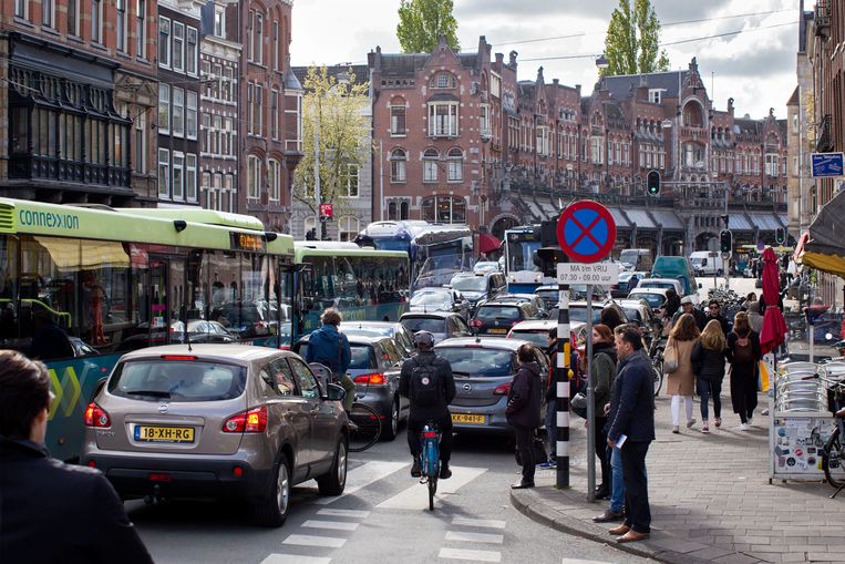 De Raadhuisstraat in Amsterdam. In de binnenstad is 30 km rijden vaak niet eens mogelijk. Beeld Hollandse Hoogte / Thomas Schlijper