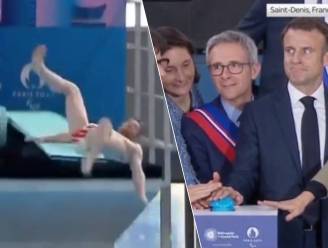 Zoiets wil je niet meemaken: olympische duiker glijdt tijdens onthulling stuntelig uit voor ogen van Franse president