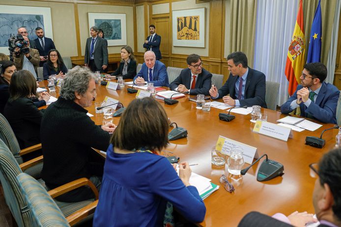 De Spaanse regering met premier Pedro Sánchez (2e r.) tijdens een crisismeeting vanochtend.
