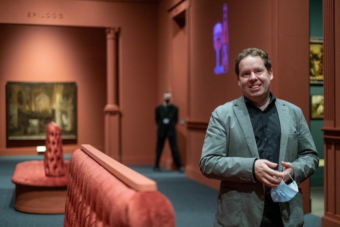 Voorstelling van de tentoonstelling Uitbundig Verleden. De Bourgondiërs door Romantische ogen in het Hof van Busleyden. Curator Bart Stroobants