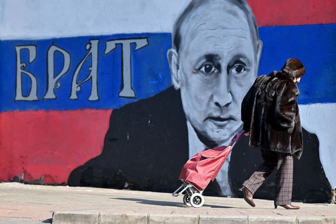 "Broeder", zo staat er naast het hoofd van Poetin te lezen op een muurschildering in de Servische hoofdstad Belgrado