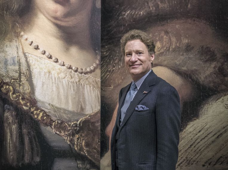 Thomas Kaplan, voor een van de werken uit zijn verzameling Hollandse Meesters. 'The Leiden Collection'. 
 Beeld Patrick Post