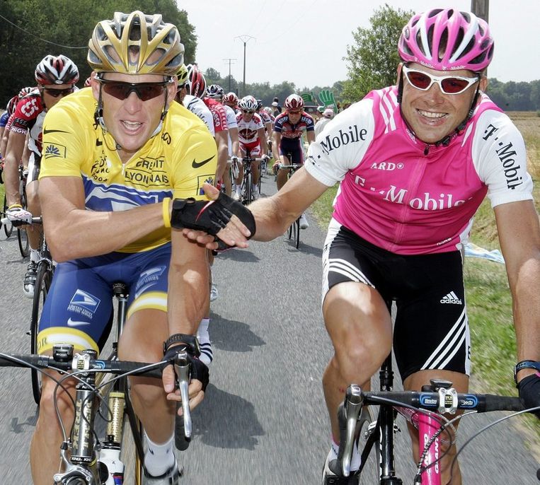 Jan Ullricht (r) feliciteert Lance Armstrong met zijn zesde Tourzege (2004) Beeld EPA