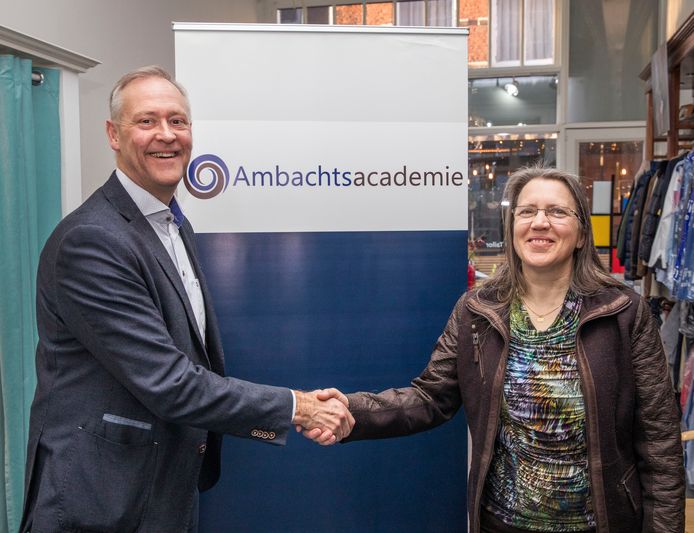 Links de leermeester, ambachtelijke ondernemer en orthopedisch schoenhersteller Rob Jansen, en rechts leerling Ina Hendrikse.