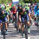 Opschudding in Vuelta: ploegmakker van Quintana blijft roerloos liggen na zware val