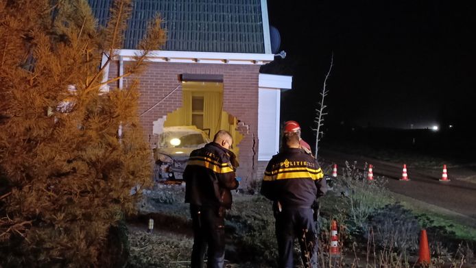 De auto in het huis na het bizarre ongeluk aan de Kottenseweg in Winterswijk