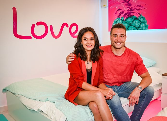 Presentatoren Viktor Verhulst en Holly Mae Brood.