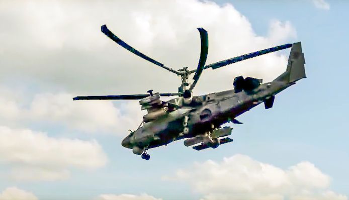 Een helikopter van de Russische luchtmacht boven Oekraïne.
