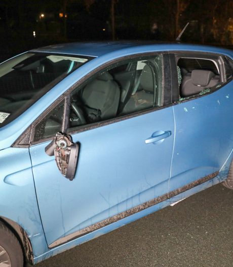 Fietser botst op auto en kopt zijruit in: slachtoffer met hoofdletsel naar het ziekenhuis gebracht