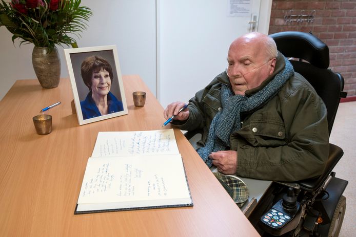 Bewoners van het Dorp tekenen het condoleanceregister voor Mies Bouwman. Op de foto Jan Faber.
