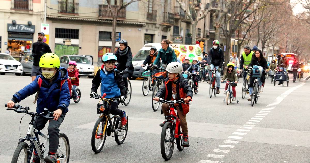 Kerkbank Andes Echt niet Fietsinitiatief in Barcelona groot succes: peloton van kinderen veilig naar  school - Nederlandse Nieuws