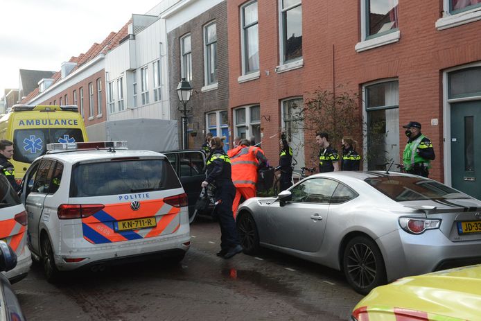 Hulpdiensten aan het werk na de steekpartij in de Roggeveensestraat.