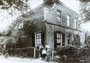 De familie Siemerink rond 1900 voor hun woning.