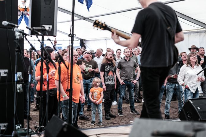 Bugs 'n Bones vermaakt het publiek op Beapop.