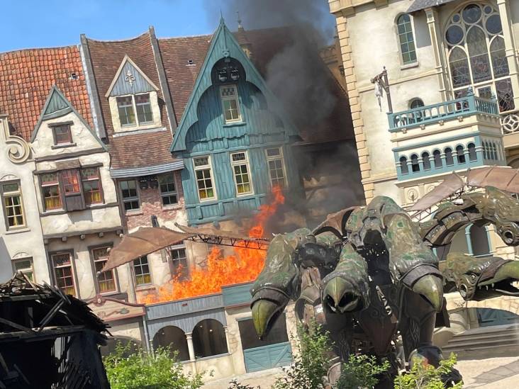 Brand bij show Raveleijn in Efteling, vlammen slaan uit decorstuk