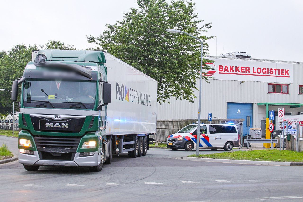 De truck is weggehaald van de parkeerplaats bij Bakker Logistiek in Zeewolde. De politie vervolgt het onderzoek op een andere locatie.