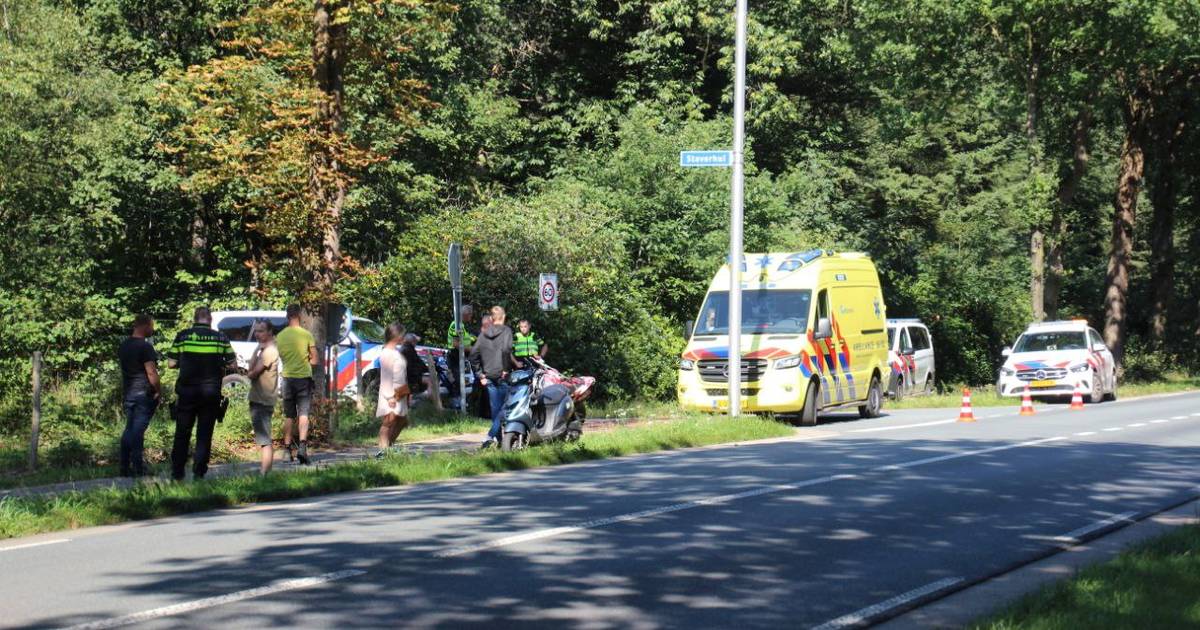 Scooterbestuurder licht gewond na aanrijding met heftruck in Uddel.