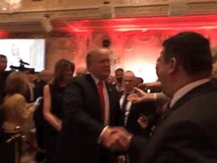 Voor deze wazige foto met Trump had de Roemeense politicus Eugen Tomac een duurbetaald bezoek aan Mar-a-Lago over. Beeld Facebook