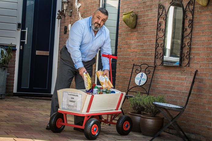 Cemal Dogan zamelt levensmiddelen in voor de voedselbank. Met zijn nieuwe initiatief Kartrekkers van Eanske wil hij zoveel mogelijk kratjes inleveren bij de voedselbank.