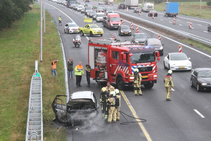 Een auto is woensdagmiddag in brand gevlogen op de A1