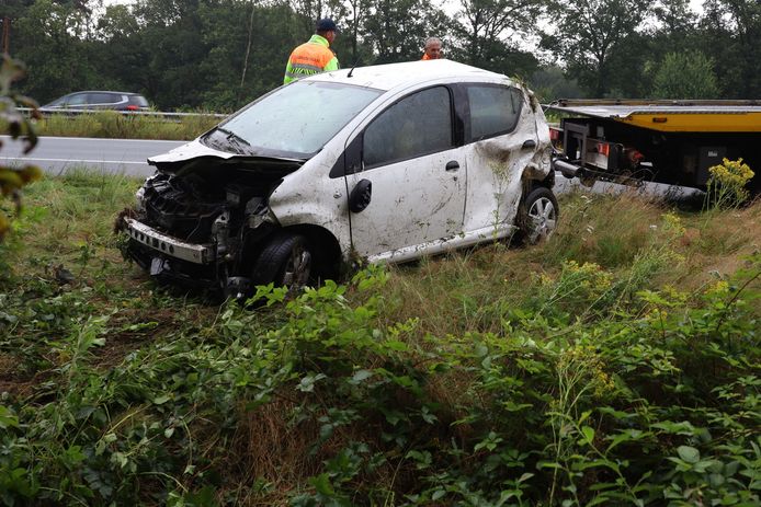 Auto belandt in sloot langs A50 Nistelrode
