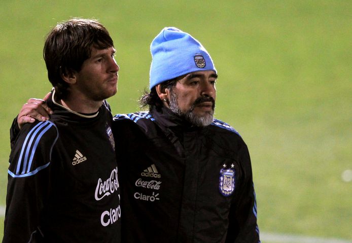 Messi zij aan zij met Argentijns bondscoach Maradona op het WK 2010 in Zuid-Afrika.