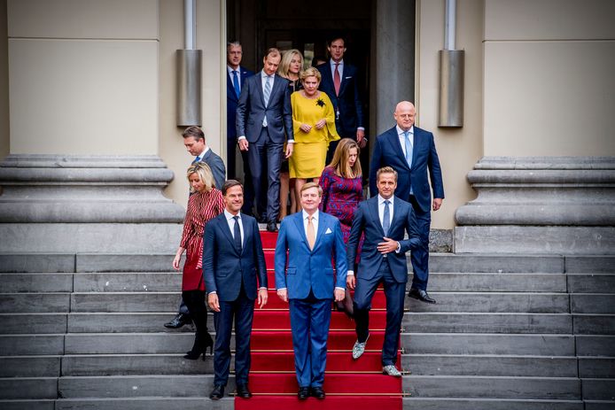 Premier Mark Rutte en koning Willem-Alexander arriveren in oktober 2017 met de ministers op het bordes voor de groepsfoto, na de beëdiging van het nieuwe kabinet-Rutte III door de koning.