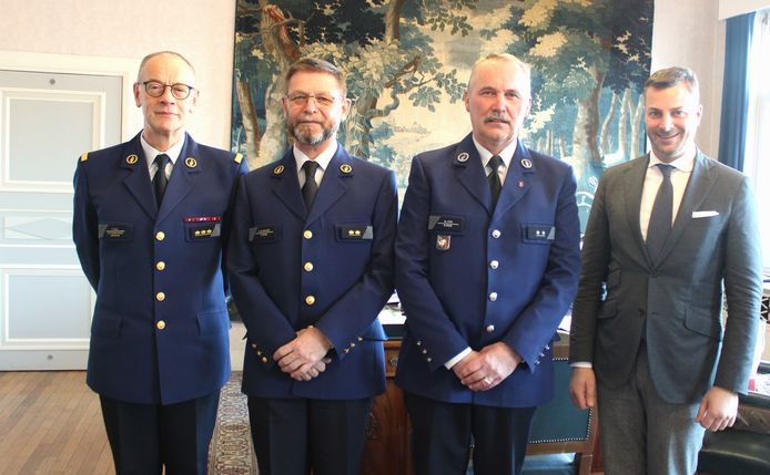Vlnr: korpschef Patrick Boel, Dirk De Jonghe, Marc Pype en burgemeester Ignace Michaux.
