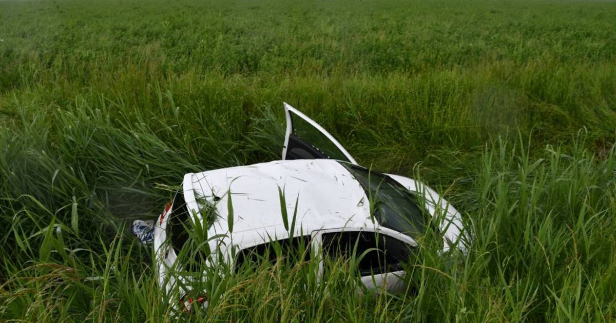 Auto in de sloot net voor de Westerscheldetunnel in Borssele | 112 nieuws Borsele