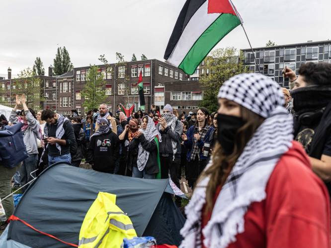 Groep mannen valt pro-Palestijnse demonstranten aan op campus Universiteit van Amsterdam