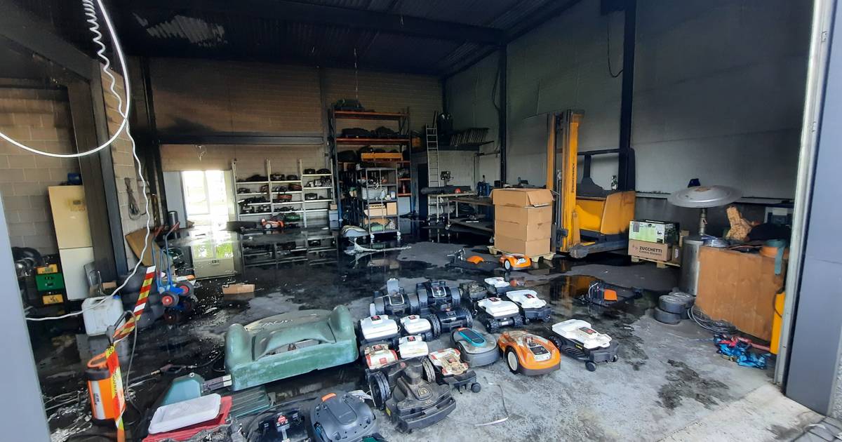 Brand in Overasselt veroorzaakt grote schade aan pand van maairobotbedrijf: ‘Binnen is echt alles ka