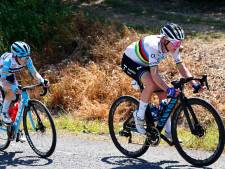 Slapstick op podium in Vuelta: ‘winnares’ Annemiek van Vleuten ‘verdrongen’ door Gaia Realini