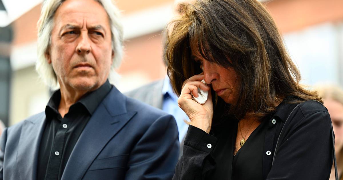 nella foto.  Planckaerts si saluta durante un sobrio funerale: “Grazie di tutto, Mémé Clara!”  † HLN .Instagram