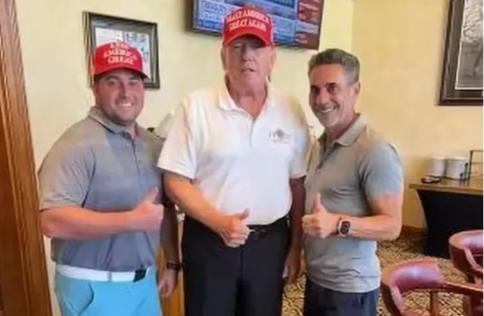 Trump met rechts Merlino. Links staat een onbekende man.