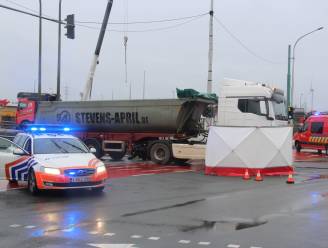 Motard (59) overlijdt na ongeval met vrachtwagen aan Groenendaallaan in Merksem: “Vermijd de omgeving”