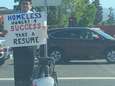 Dakloze twintiger gaat viraal met bord langs de weg in Silicon Valley en wordt nu overladen met jobaanbiedingen