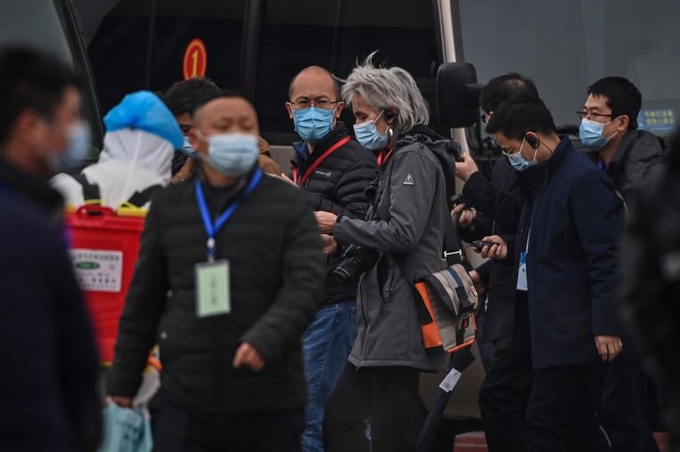 Marion Koopmans zondag bij een bezoek aan de Baishazhou markt in Wuhan. Beeld AFP