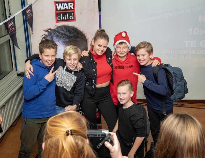 Soapster Britt Scholte gaat op de foto met leerlingen van het Groene Hart Leerpark. Ze is ambassadeur van War Child en kwam daar gisteren op de school over vertellen.