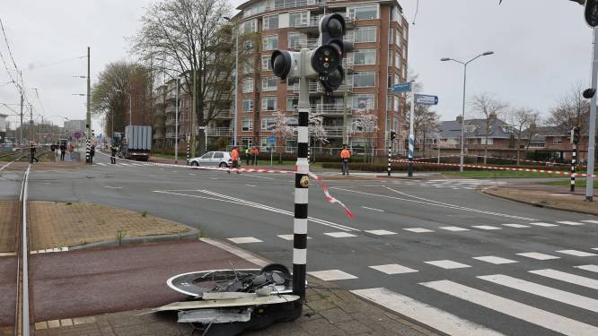 Vrachtwagen rijdt stoplicht en bovenleiding van tram kapot in Leidschendam