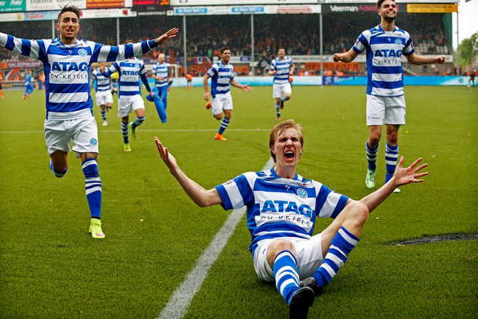 Vincent Vermeij (midden) na de promotie in 2015 met De Graafschap in Volendam.