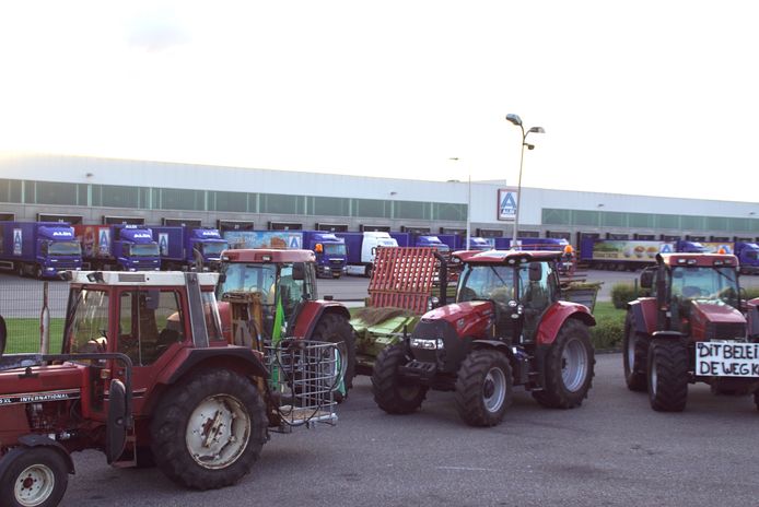 Tientallen tractoren hebben zich verzameld in Groenlo.