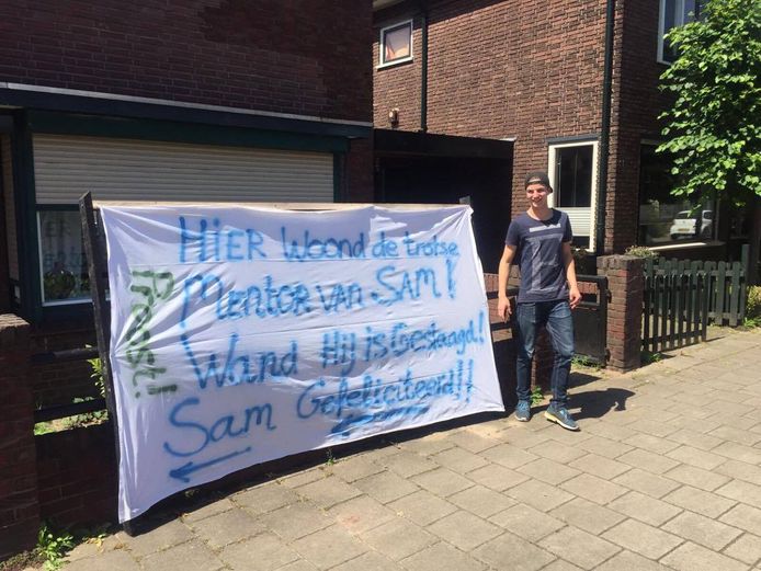 Trotse mentor woont in dezelfde straat als geslaagde leerling Sam Exterkate en  maakt spandoek in Bentelo.