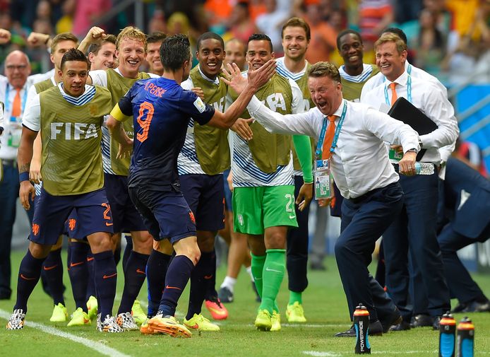 Robin van Persie juicht met Louis van Gaal na zijn prachtgoal tegen Spanje op het WK 2014.