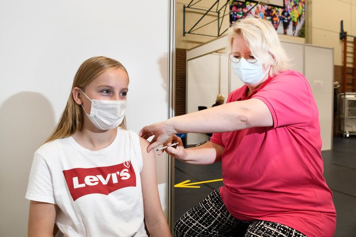 Hellen werkte ruim een half jaar als locatiecoördinator voor de vaccinatiecampagne van GGD Noord- en Oost-Gelderland. Ze treft vooral blije gezichten. De Apeldoornse zette ook met regelmaat een vaccin. Hier krijgt de 13-jarige Denise haar prik. De klus voor haar Hellen zit er nu zo goed als op.