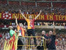 Galatasaray presenteert Hakim Ziyech tussen de fans in vol stadion na zege op Trabzonspor