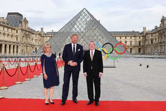 Koning Willem-Alexander op de rode loper voor het Louvre met IOC-voorzitter Thomas Bach en zijn vrouw Claudia.