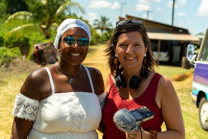 Peggy Bouva (links) met Maartje Duin, nazaat van plantagehouders. Duin volgde in de podcast ‘De plantage van onze voorouders’ het spoor terug naar Suriname. De voorouders van Peggy waren daar als slaafgemaakten tewerkgesteld.